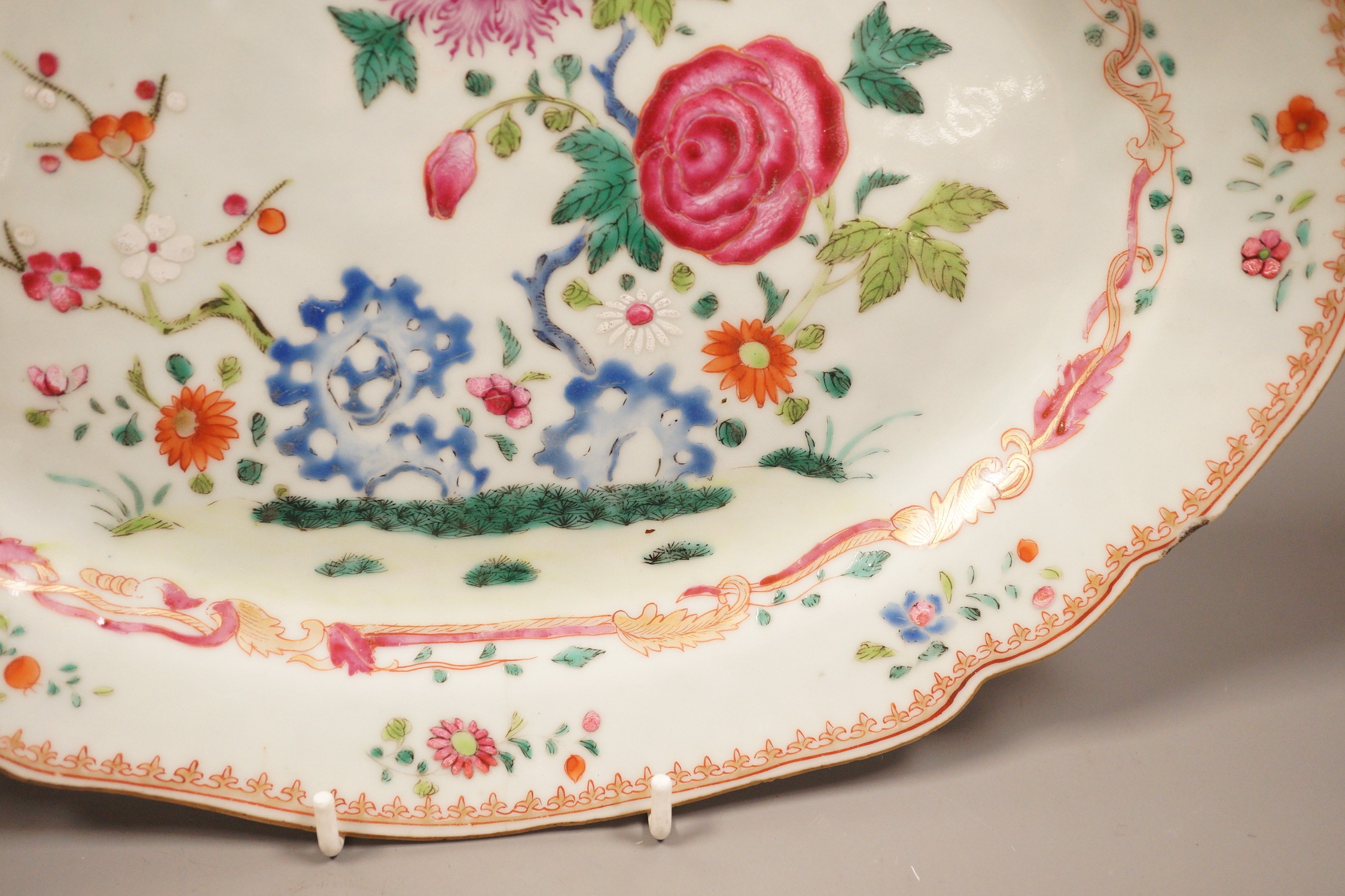 A Chinese export famille rose dish, Qianlong period, 31cm